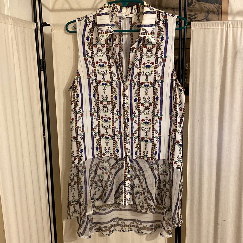 Flowy sleeveless top with collar and button down.